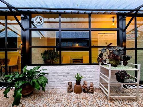 Hostal The One House