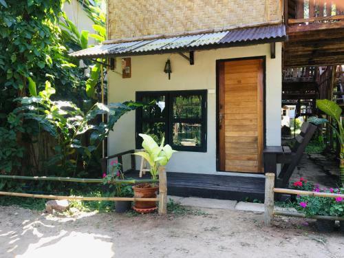 Golden Hut -chill Bungalows In Town??????????