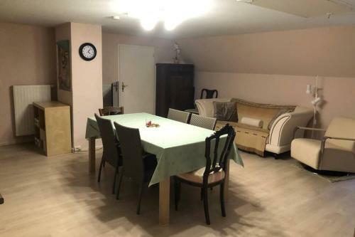 Gro�z�giges Reetdachhaus An Der Nordsee