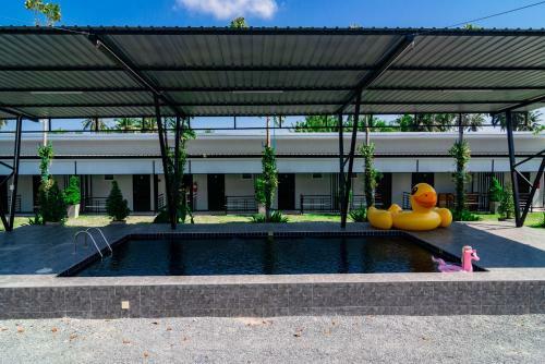Hotel Vaccinated Staff - Oyo 533 Runya Poolvilla