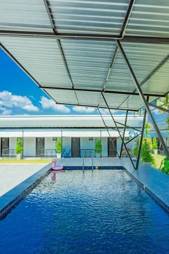 Hotel Vaccinated Staff - Oyo 533 Runya Poolvilla