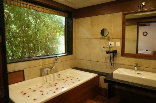 Hotel Gokulam Grand Resort & Spa, Kumarakom