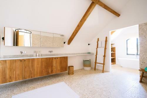 Spacious, Light, Cozy Designed Villa In Fantastic Location