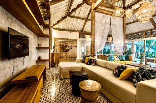 Villa D'uma Puti ~ The White Joglo