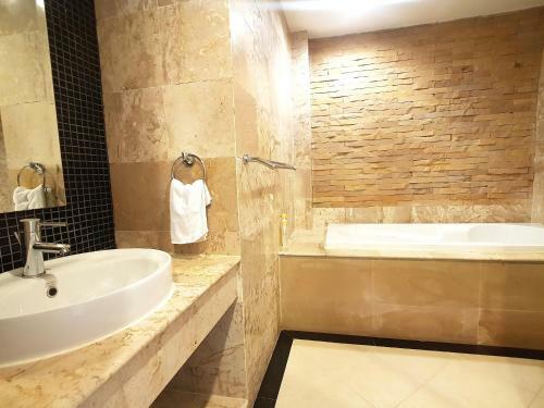 Spacious Apartment With Ocean View In Panwa