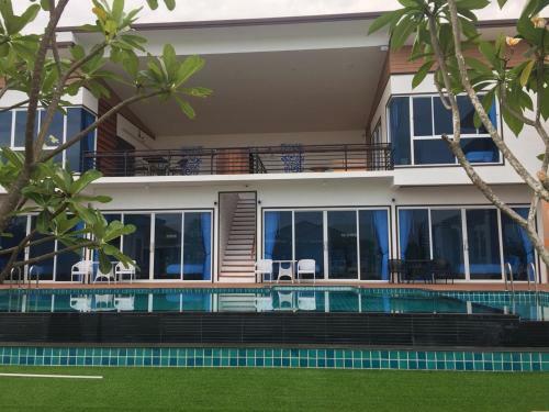 Hotel Uthaithani Resort