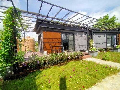 Hotel Uthaithani Resort