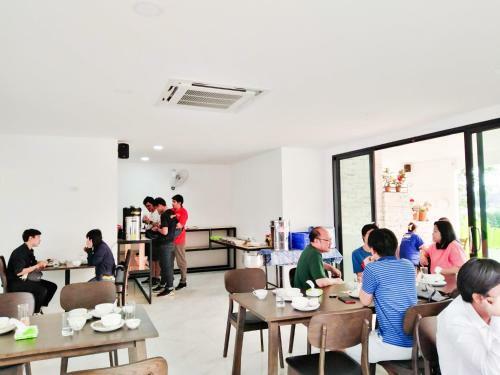 Hotel Uthaithani Resort
