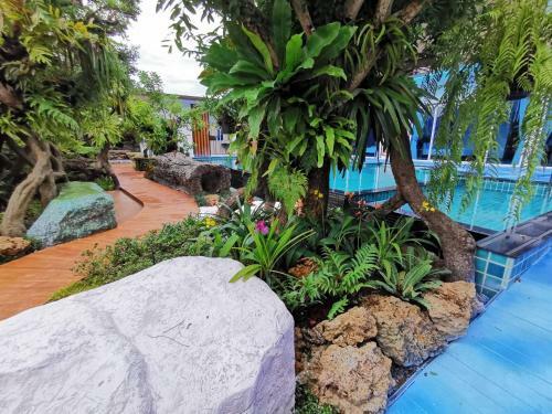 Hotel Uthaithani Resort