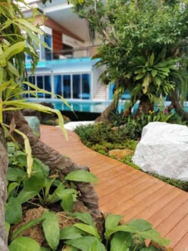 Hotel Uthaithani Resort
