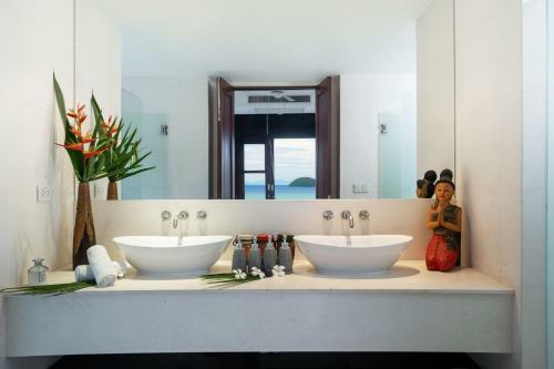 D-lux 4 Bed Sea View Villa With Private Beach