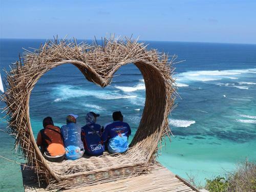 Manuh Guest House And Surf Camp