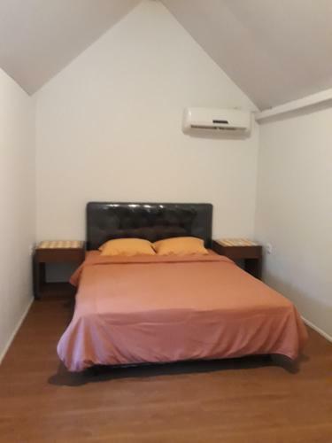 Manuh Guest House And Surf Camp