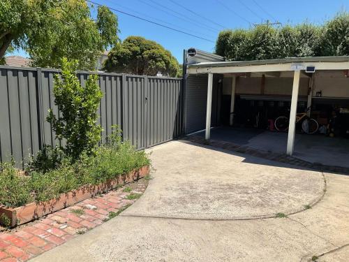 Oakleigh Unit . Private(gate & Bathroom & Kitchen)