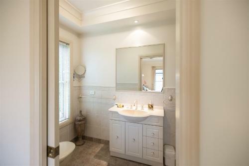 Lochinvar/camellia , Magnolia , Maple Cottage For A Relaxing Bathurst Holiday