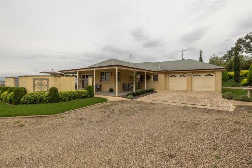 Lochinvar/camellia , Magnolia , Maple Cottage For A Relaxing Bathurst Holiday