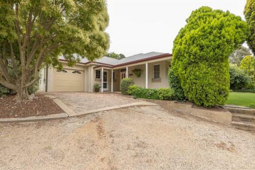Lochinvar/camellia , Magnolia , Maple Cottage For A Relaxing Bathurst Holiday