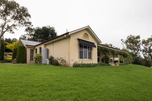 Lochinvar/camellia , Magnolia , Maple Cottage For A Relaxing Bathurst Holiday