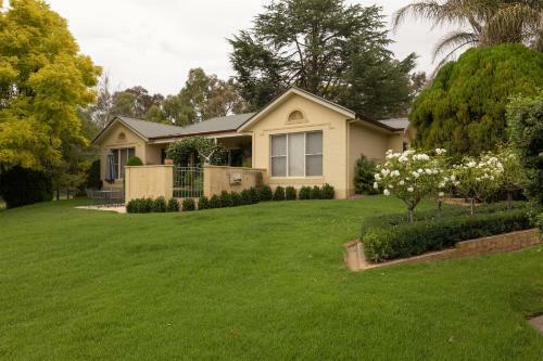 Lochinvar/camellia , Magnolia , Maple Cottage For A Relaxing Bathurst Holiday