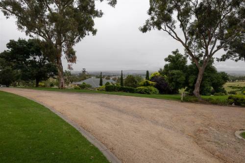 Lochinvar/camellia , Magnolia , Maple Cottage For A Relaxing Bathurst Holiday