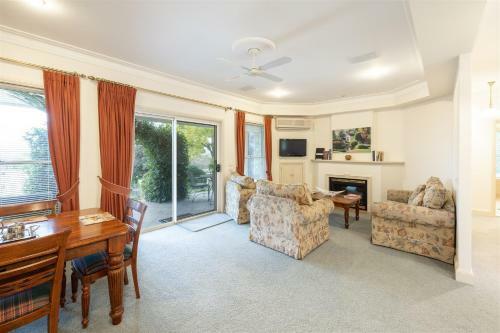 Lochinvar/camellia , Magnolia , Maple Cottage For A Relaxing Bathurst Holiday