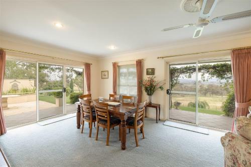 Lochinvar/camellia , Magnolia , Maple Cottage For A Relaxing Bathurst Holiday