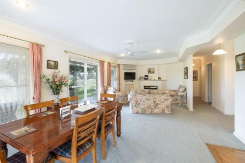 Lochinvar/camellia , Magnolia , Maple Cottage For A Relaxing Bathurst Holiday