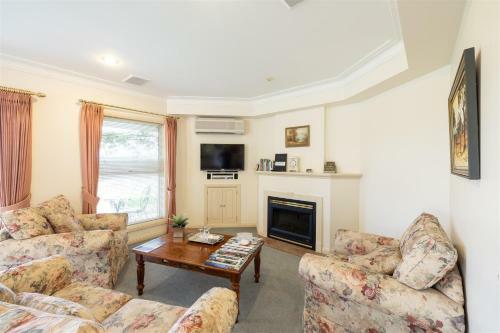 Lochinvar/camellia , Magnolia , Maple Cottage For A Relaxing Bathurst Holiday