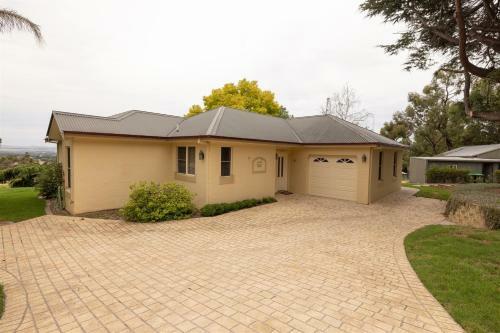 Lochinvar/camellia , Magnolia , Maple Cottage For A Relaxing Bathurst Holiday