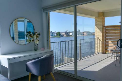 Waterfront Grand Villa For Big Group