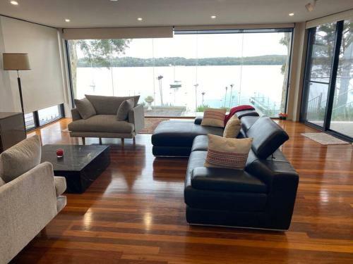 Luxurious Waterfront With Jetty And Boatshed