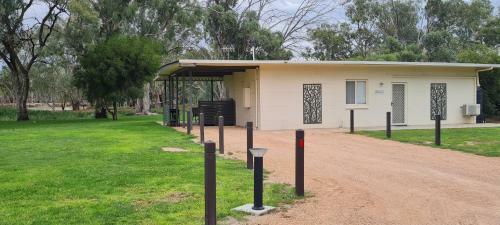 Riversands Rest Accommodation Paringa - River Box Cottage
