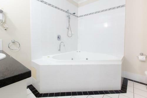 Regal 32 Apartment - Spa Bath - Macrossan St