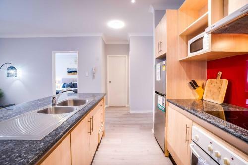 4 So Much More Family Apartment Sleeps 4 - Parking