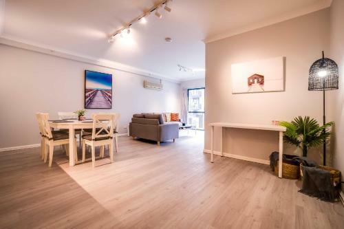 4 So Much More Family Apartment Sleeps 4 - Parking