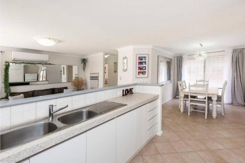 Scarborough Villa On Duke - Executive Escapes