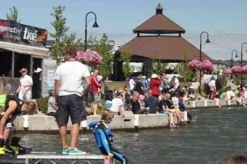 Chestermere Lake Home, 20 Min From Yyc Airport.