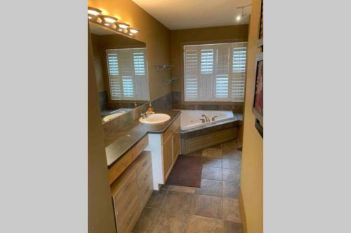 Chestermere Lake Home, 20 Min From Yyc Airport.