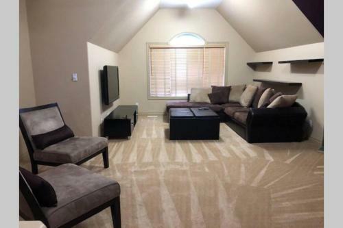 Chestermere Lake Home, 20 Min From Yyc Airport.