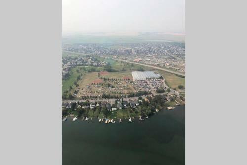 Chestermere Lake Home, 20 Min From Yyc Airport.
