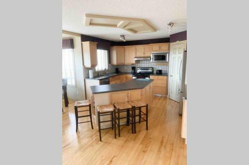 Chestermere Lake Home, 20 Min From Yyc Airport.