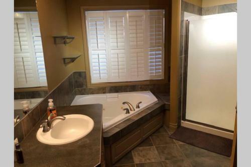 Chestermere Lake Home, 20 Min From Yyc Airport.