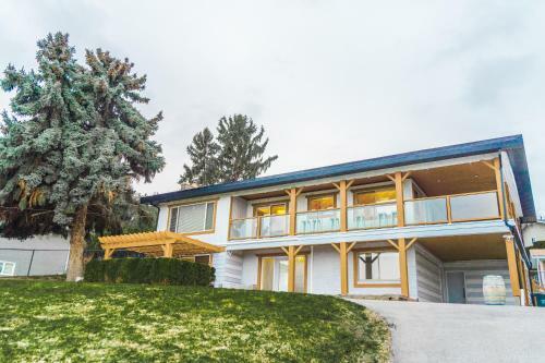 Comfortable Four Bedroom Unit With Lake View