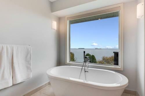 Coastal Breeze Oceanview 3 Bedroom