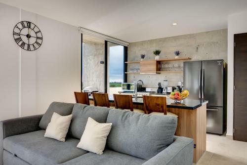 Apartamento 2/2 Ocean View Penthouse In Secure Gated Complex!