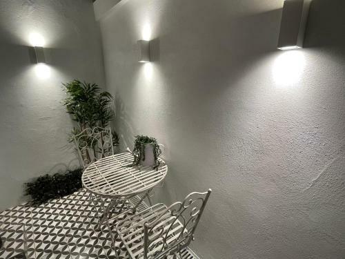 Central Apartment With Patio And Free Parking!