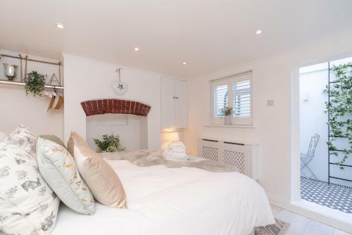 Central Apartment With Patio And Free Parking!
