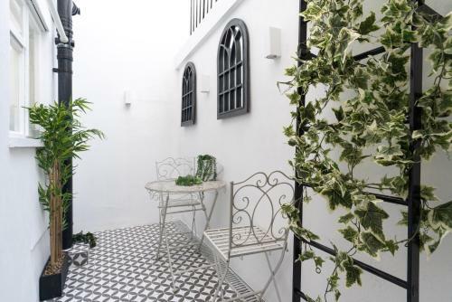 Central Apartment With Patio And Free Parking!