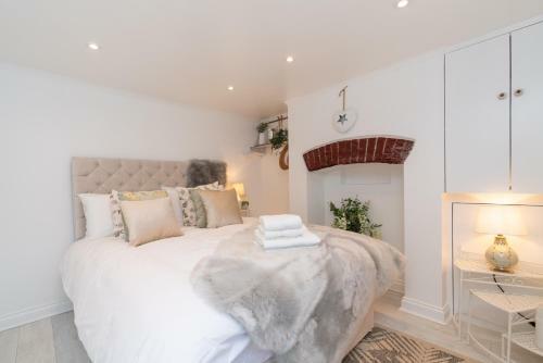 Central Apartment With Patio And Free Parking!