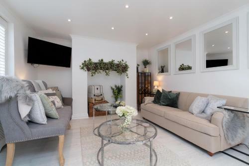Central Apartment With Patio And Free Parking!